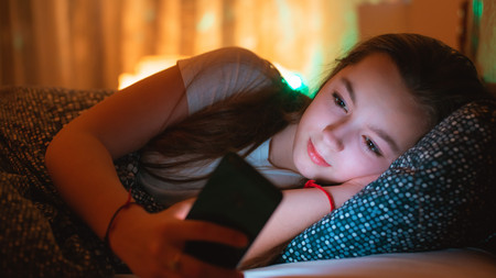 Kind am Smartphone