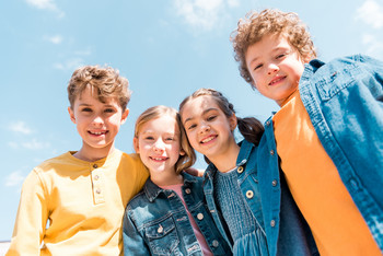 Gruppe von Kindern im Freien